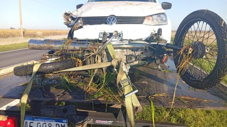 Choque de un auto y dos motos