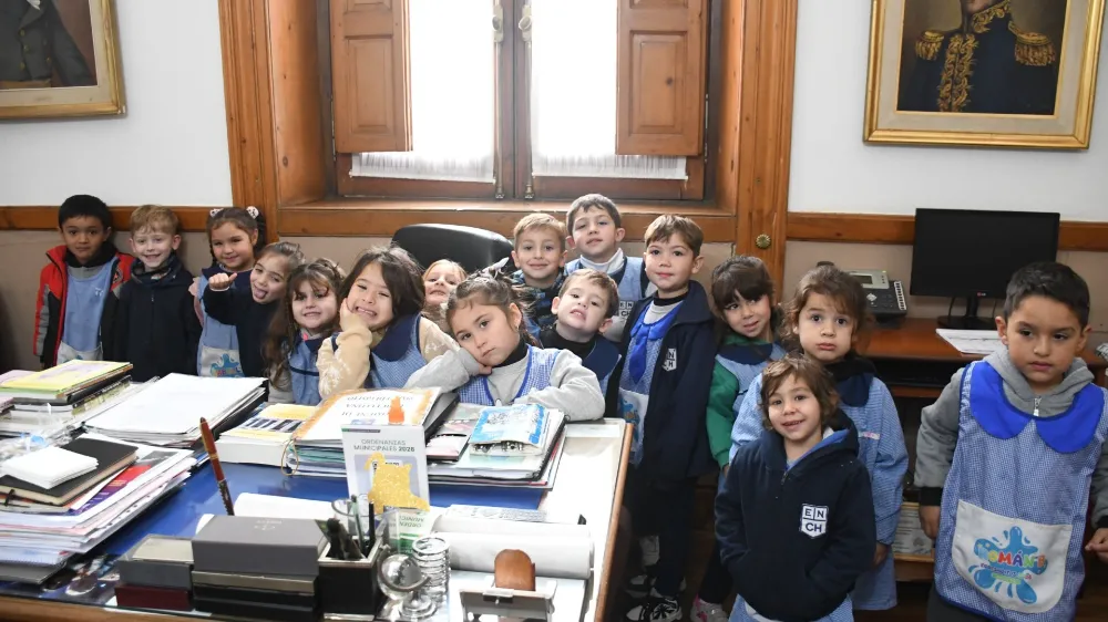 El Intendente recibió en el Palacio Municipal a los niños, familias y docentes de la Tercera Sección Turno Mañana del Jardín N° 916 con quienes compartió un desayuno