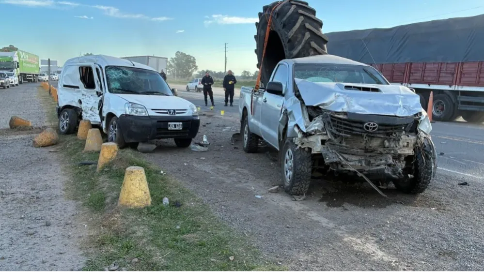 Dos camionetas destrozadas tras un fuerte choque cerca de Mercedes