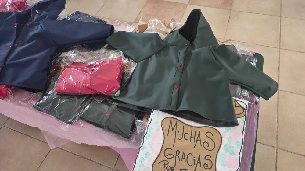 Entregaron pilotos de lluvia confeccionados en talleres municipales a niños del Centro de Primera Infancia