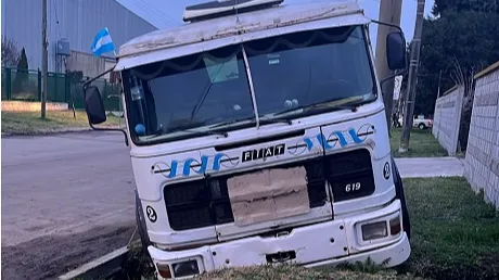 Fue atropellado por el camion que estaba arreglando