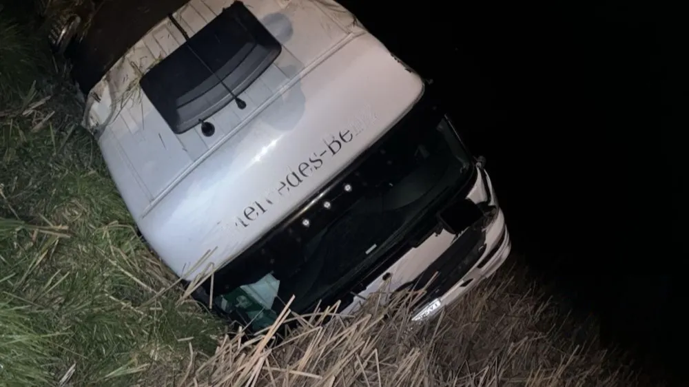 Susto en la madrugada: volcó un camión en la Ruta 5