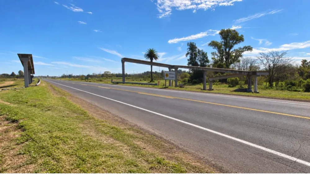 Instalan dos pasarelas peatonales sobre la Ruta 5 y hay cortes en Mercedes y Olivera