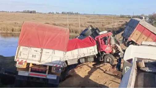 Un muerto y tres heridos en choque de camiones