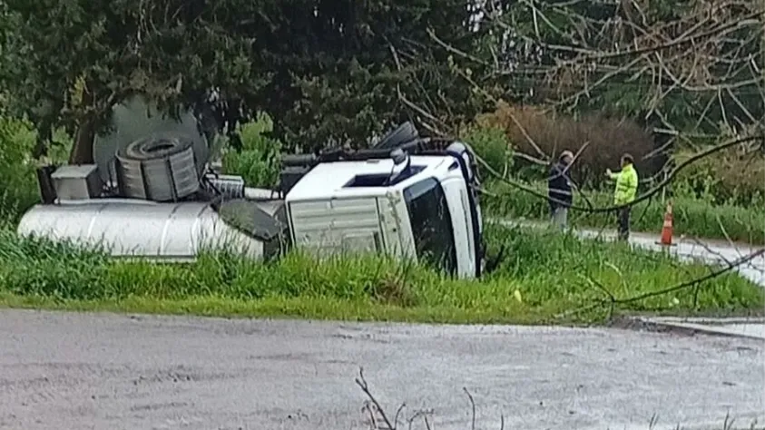 Despiste y vuelco en Ruta 5: un camión terminó en la banquina y el chofer fue derivado al hospital