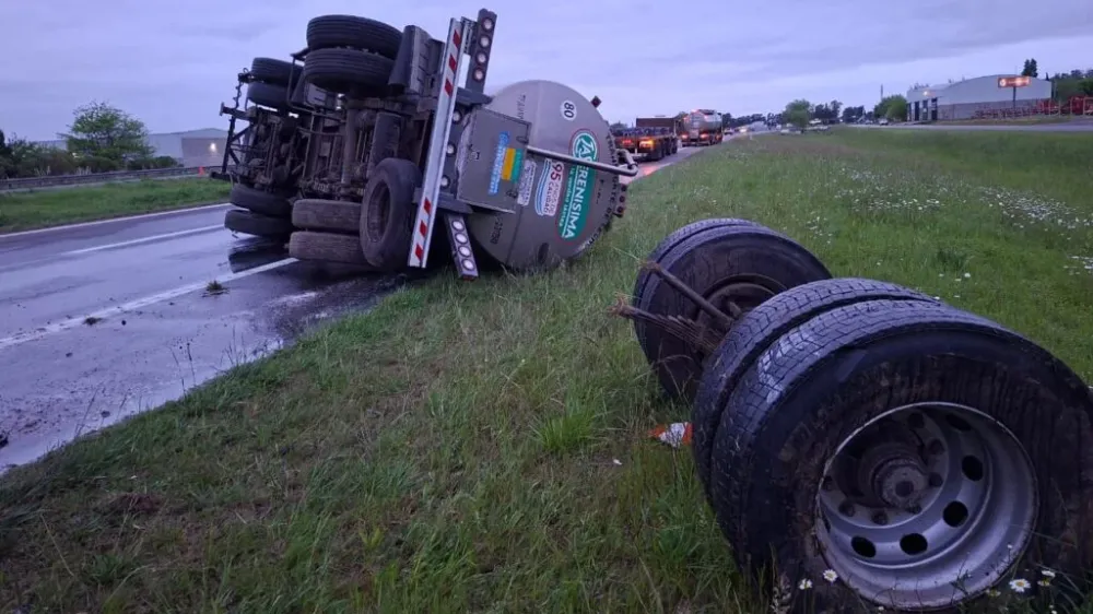Un camión cisterna despistó y volcó en la Autovía 5 a la altura de Luján