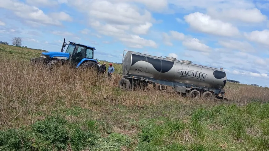 Ruta 65: el acoplado de un camión lechero terminó en la banquina