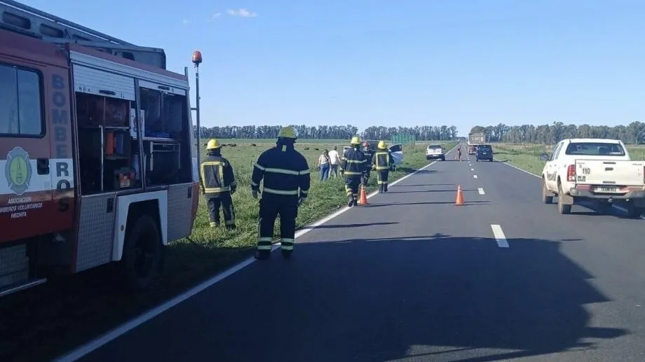 Incendio de una camioneta en la Ruta 5